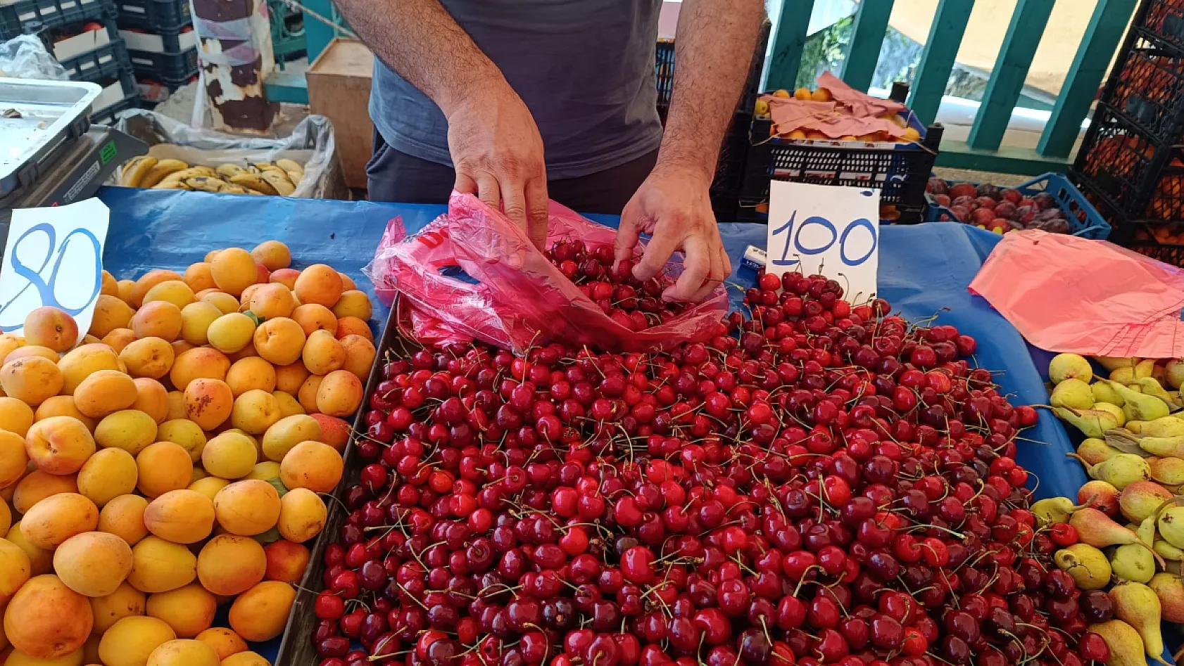 Fethiye Cuma Pazarı'nda Yaz Meyveleri Tezgahları Renklendirdi