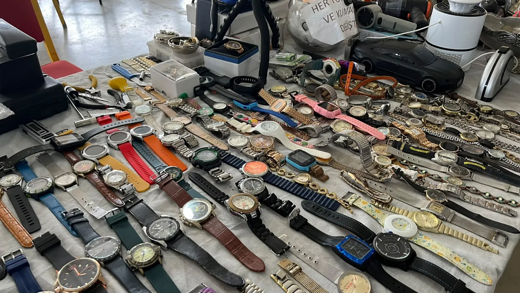 Fethiye'de 'Çalıca İkinci El Pazarı': Eski eşyadan olta takımına yok yok