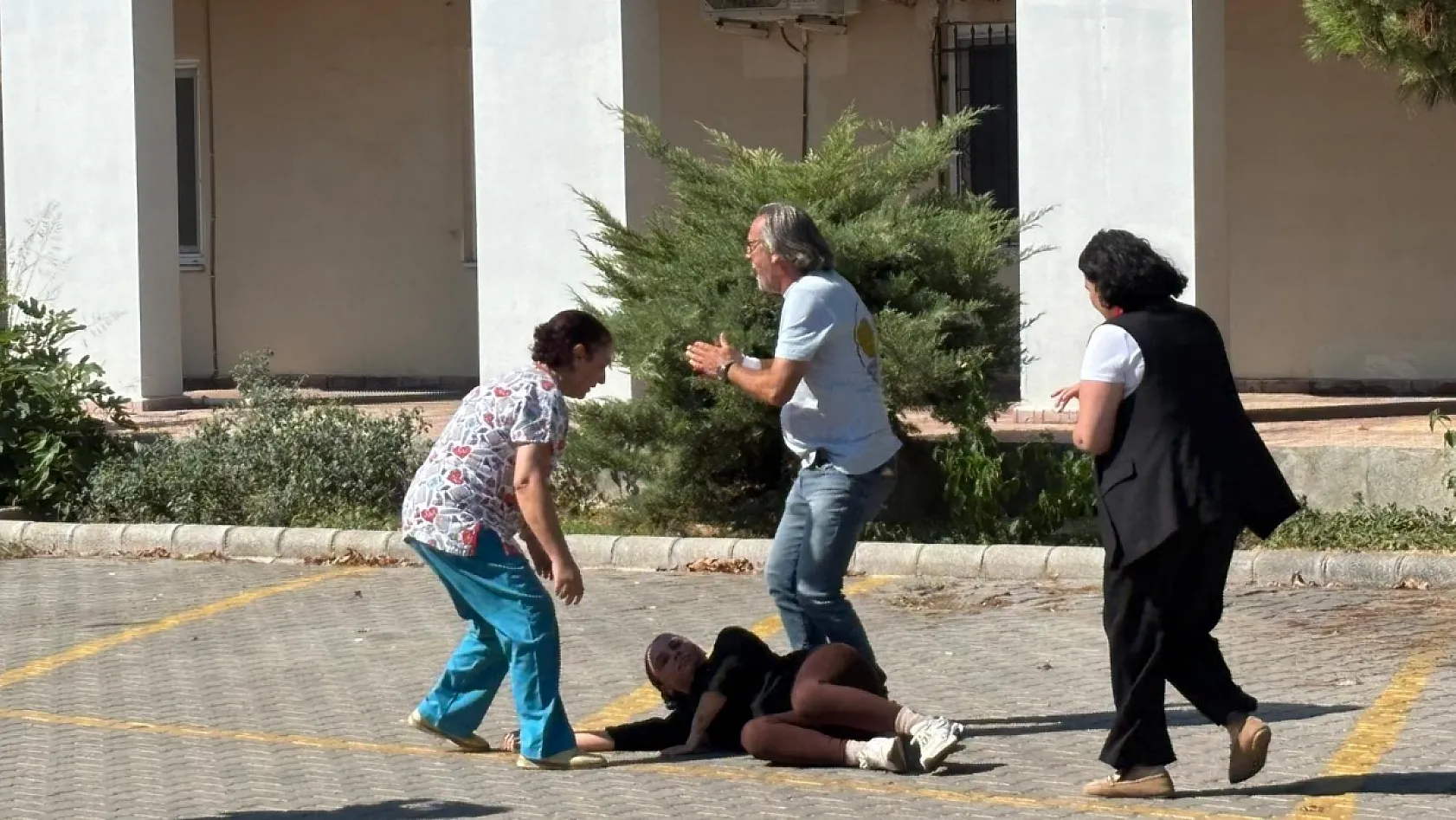 Fethiye Devlet Hastanesi'nde deprem tatbikatı: Otoparka sahra hastanesi kuruldu