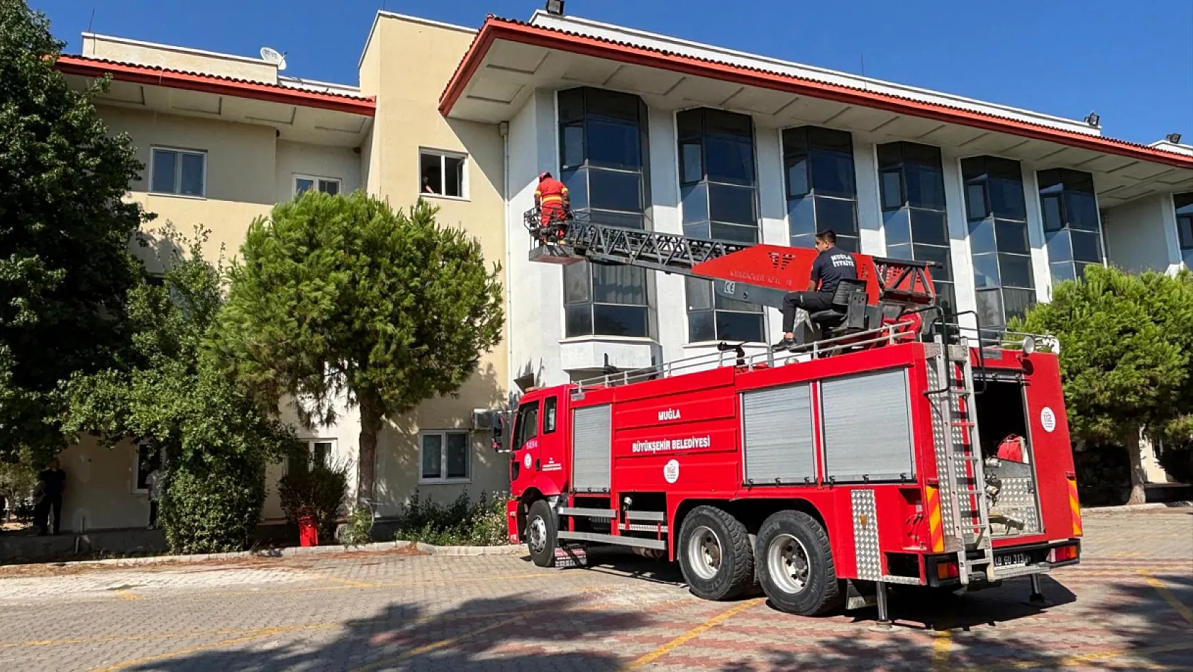 Fethiye Devlet Hastanesi'nde deprem tatbikatı: Otoparka sahra hastanesi kuruldu