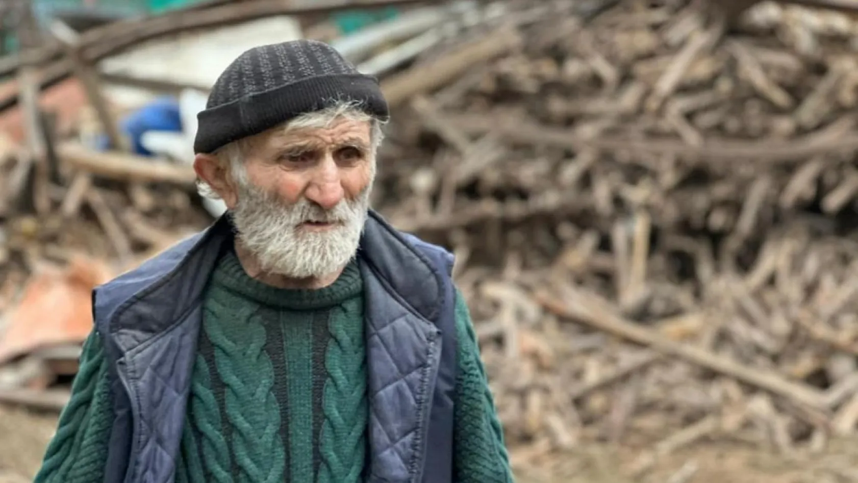 Evinden kamyonlar dolusu çöp çıkarılan 76 yaşındaki adam, çatıdan düşerek hayatını kaybetti