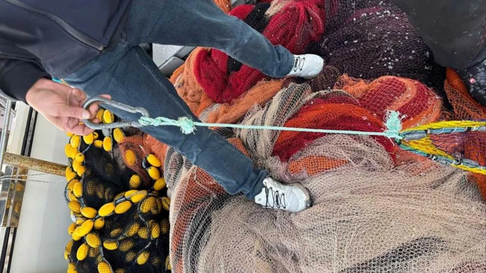 Yasak ağ ile avlanan balıklara el konuldu