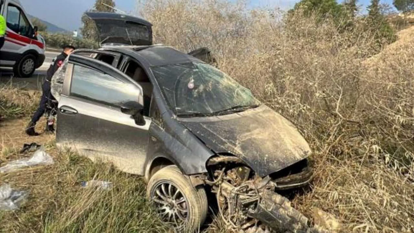 Kontrolden çıkan otomobil, yol kenarına savruldu: 3 yaralı