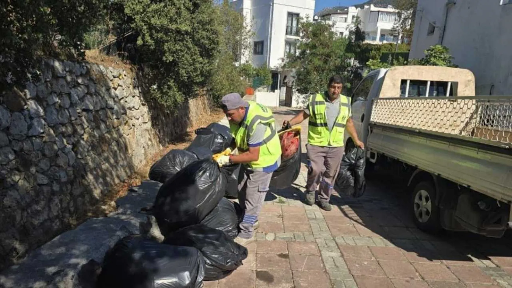 Belediye ekiplerinden derelerde temizlik çalışmaları