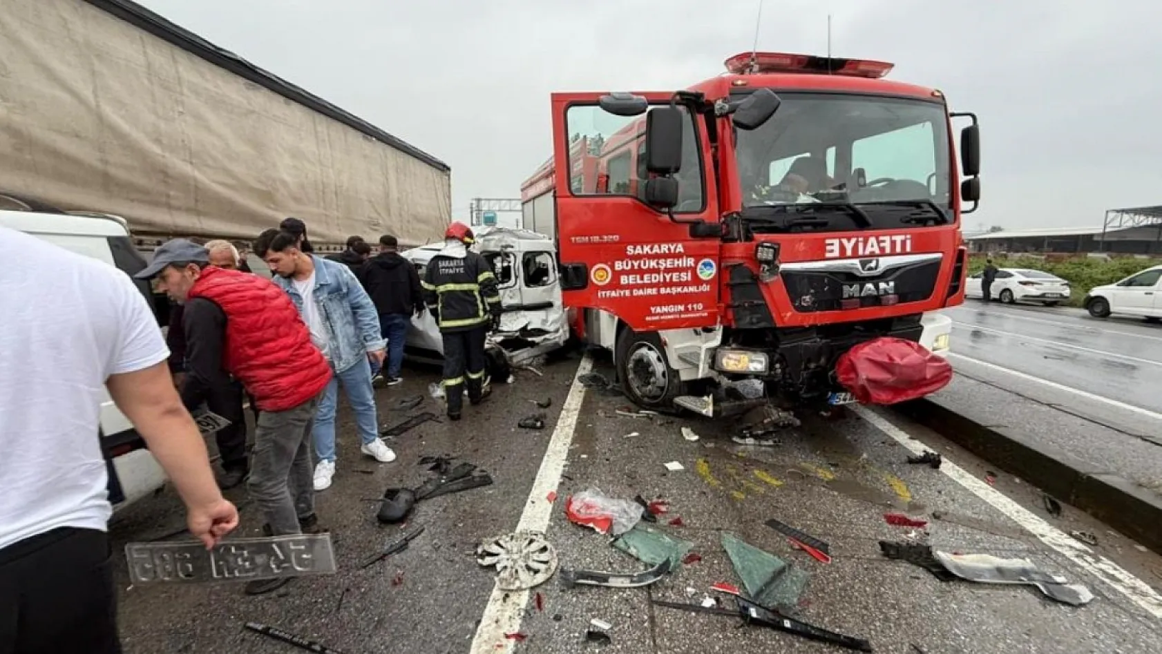Yangın ihbarına giden itfaiye aracı zincirleme kazaya karıştı: 4 yaralı