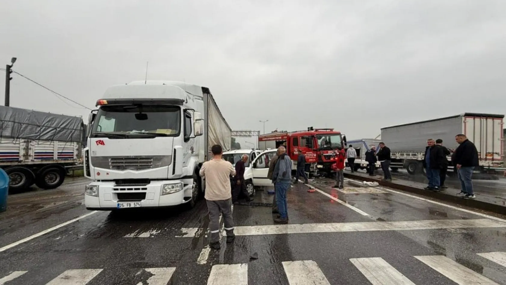 Yangın ihbarına giden itfaiye aracı zincirleme kazaya karıştı: 4 yaralı
