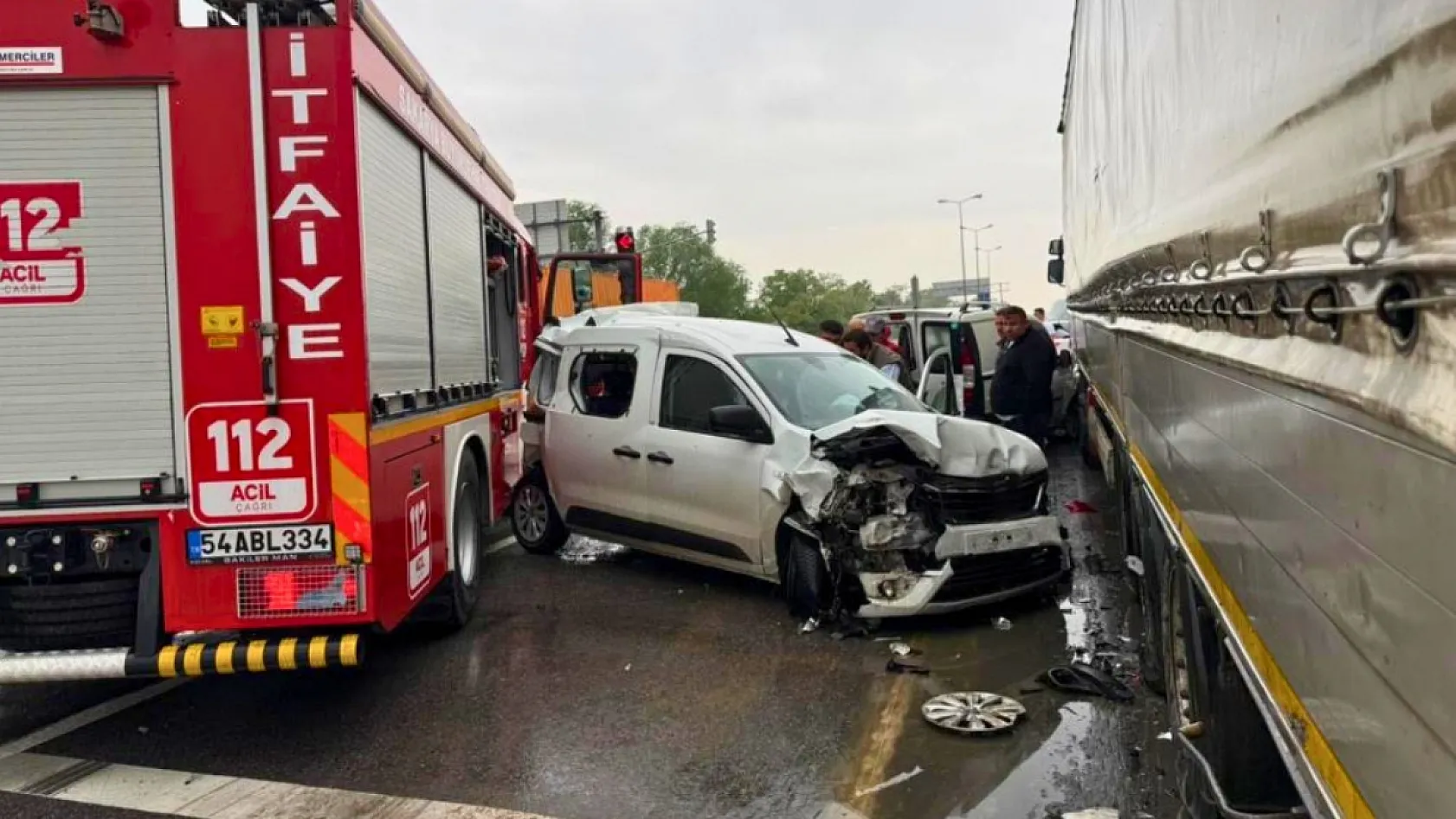 Yangın ihbarına giden itfaiye aracı zincirleme kazaya karıştı: 4 yaralı