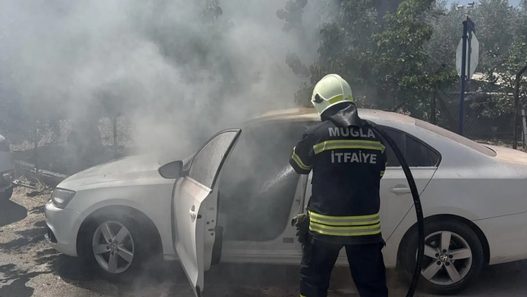Fethiye'de araç yangını büyük maddi hasara yol açtı