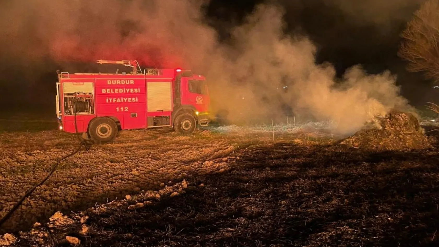 Burdur'da sazlık alanda yangın geceyi aydınlattı