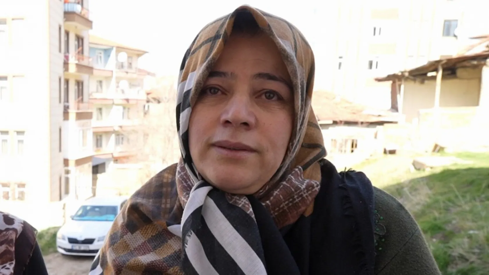 Yardım çağırmak için önce dışarı çıktı, çocuklarını kurtarmak için yanan eve yeniden girdi