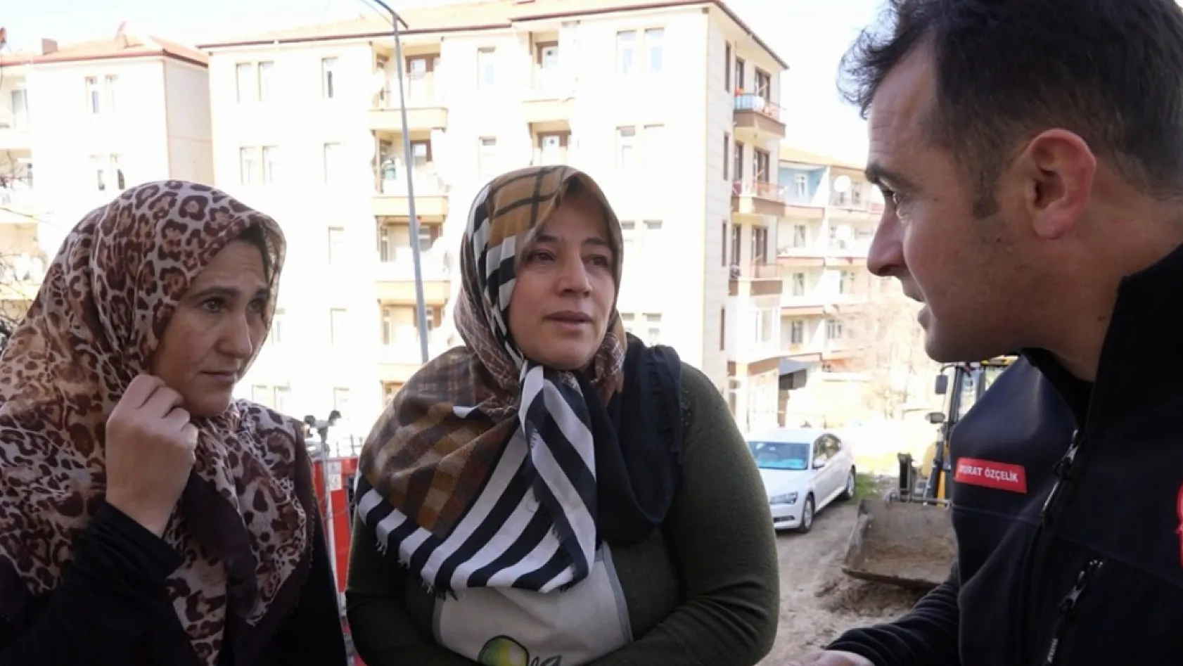 Yardım çağırmak için önce dışarı çıktı, çocuklarını kurtarmak için yanan eve yeniden girdi