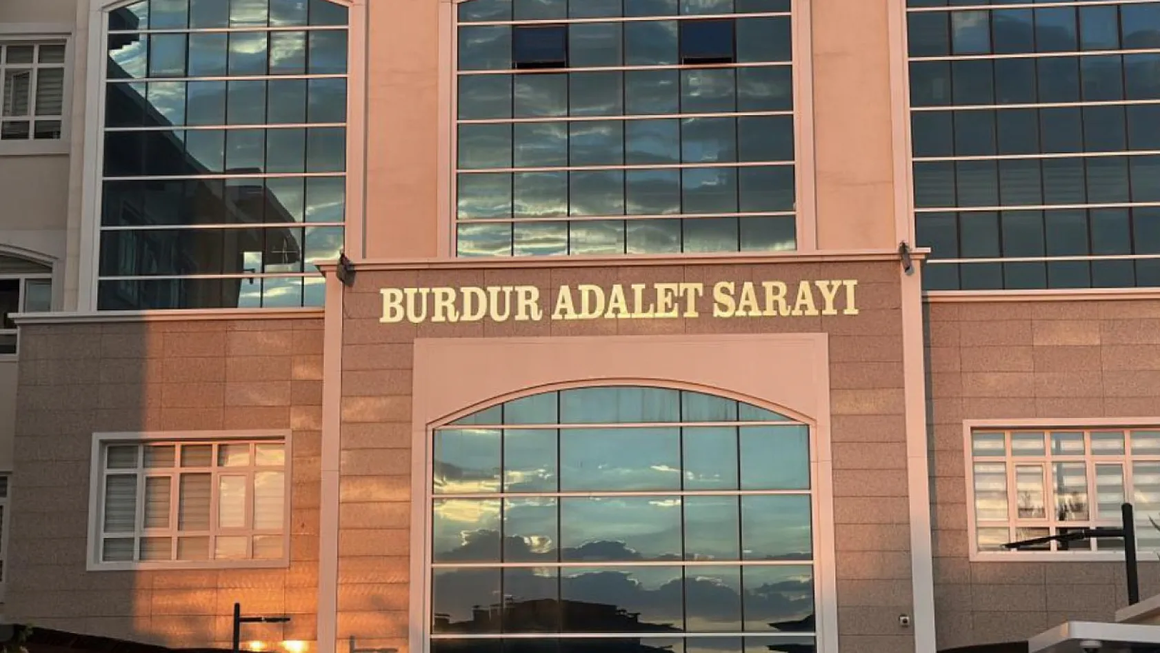 Yaşlı adamı darp eden şahıslar zorla boş senet imzalattı