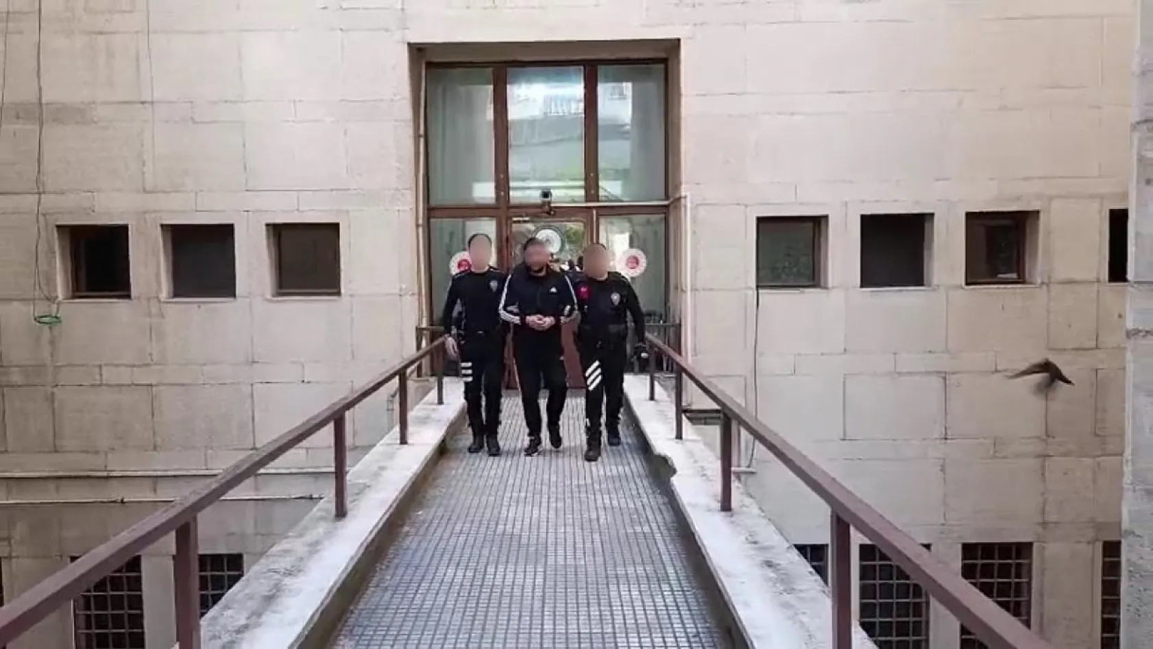 Yaşlı teyzesini evinde darp ederek öldüren şüpheli tutuklandı