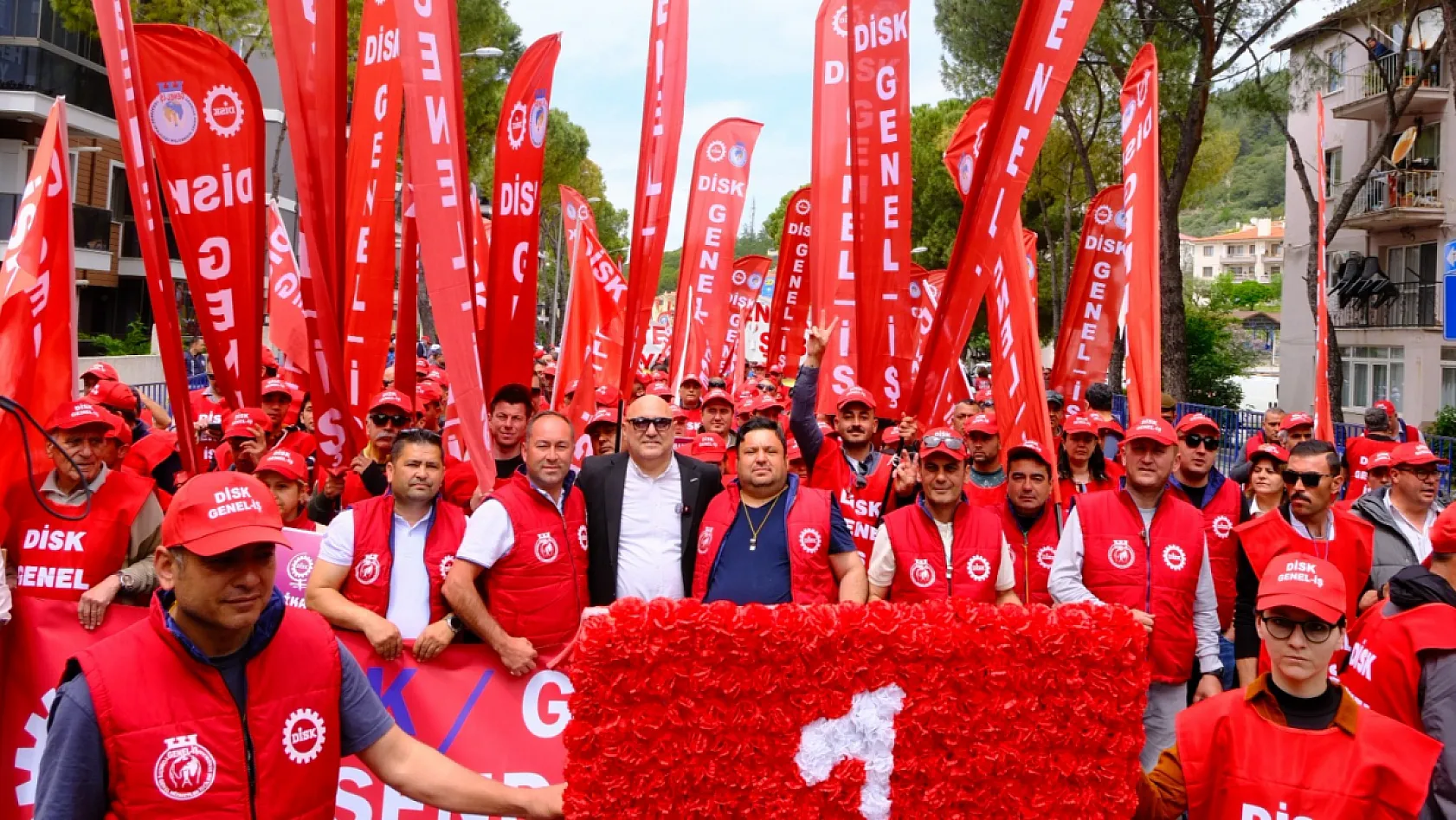 Yatağan Belediye Başkanı Başkanı Günay Emekçilerle Omuz Omuza