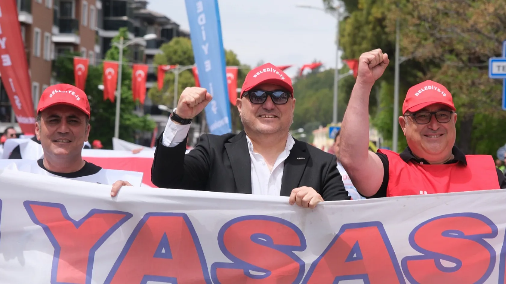Yatağan Belediye Başkanı Başkanı Günay Emekçilerle Omuz Omuza
