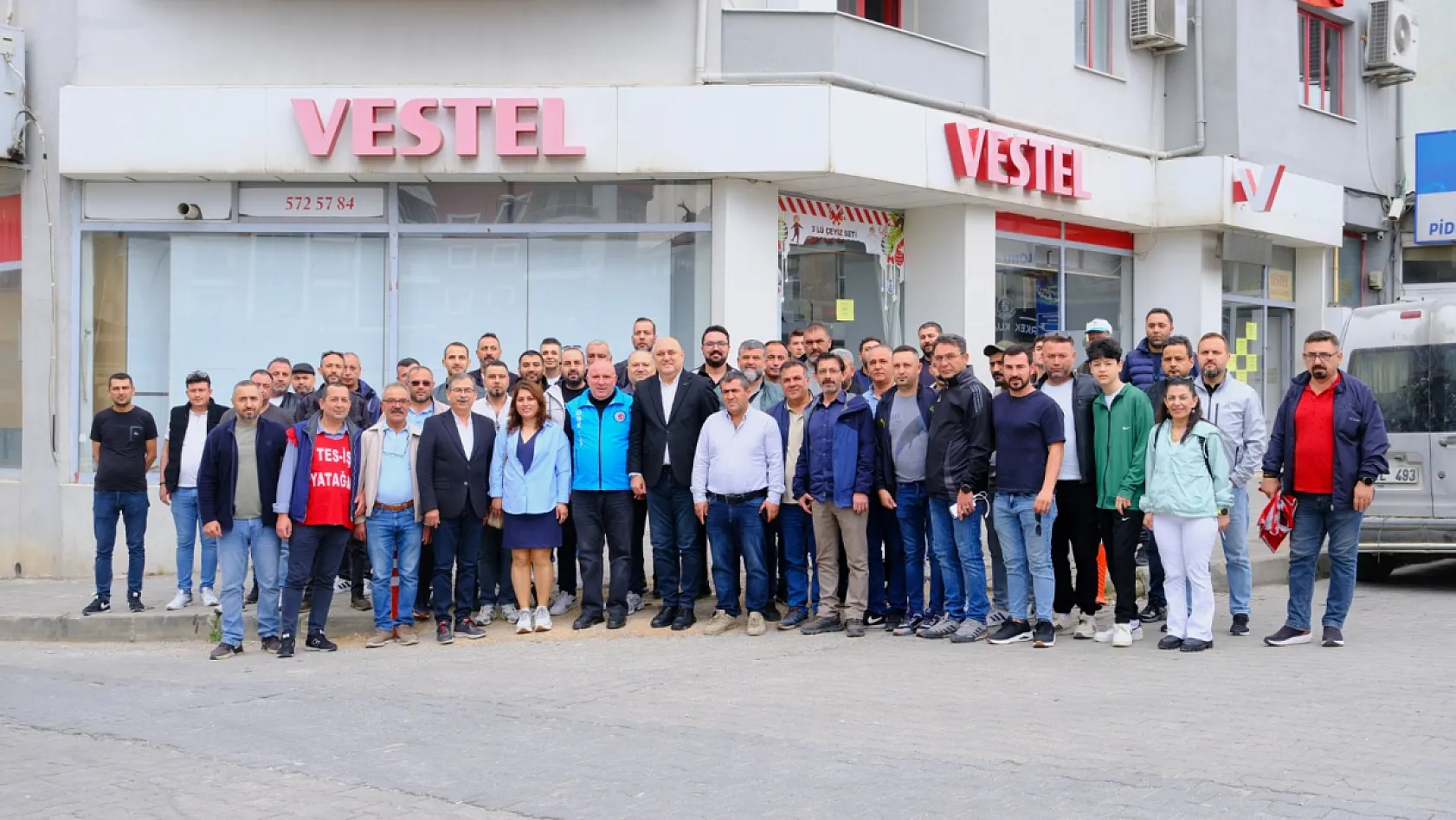 Yatağan Belediye Başkanı Başkanı Günay Emekçilerle Omuz Omuza