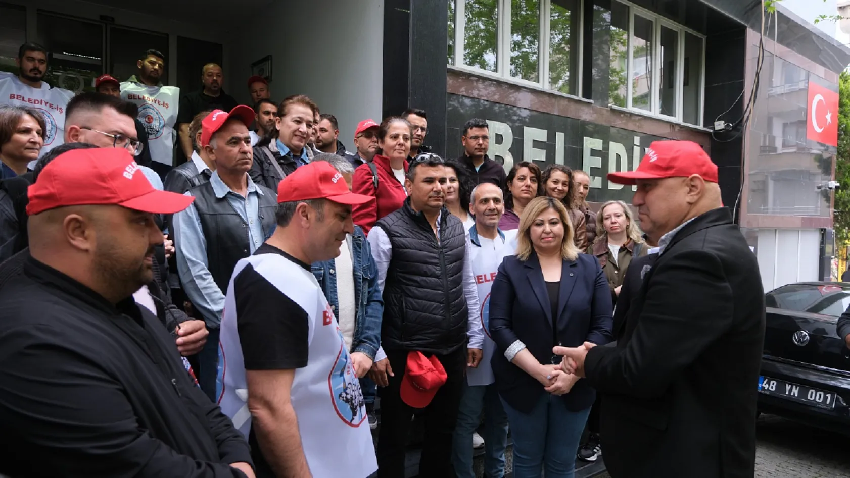 Yatağan Belediye Başkanı Başkanı Günay Emekçilerle Omuz Omuza