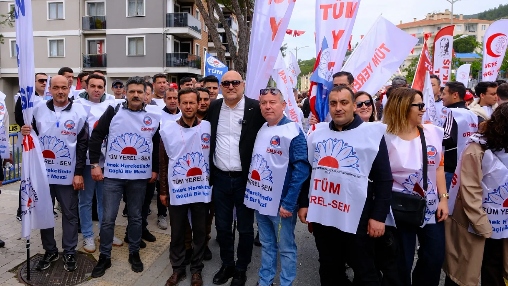 Yatağan Belediye Başkanı Başkanı Günay Emekçilerle Omuz Omuza