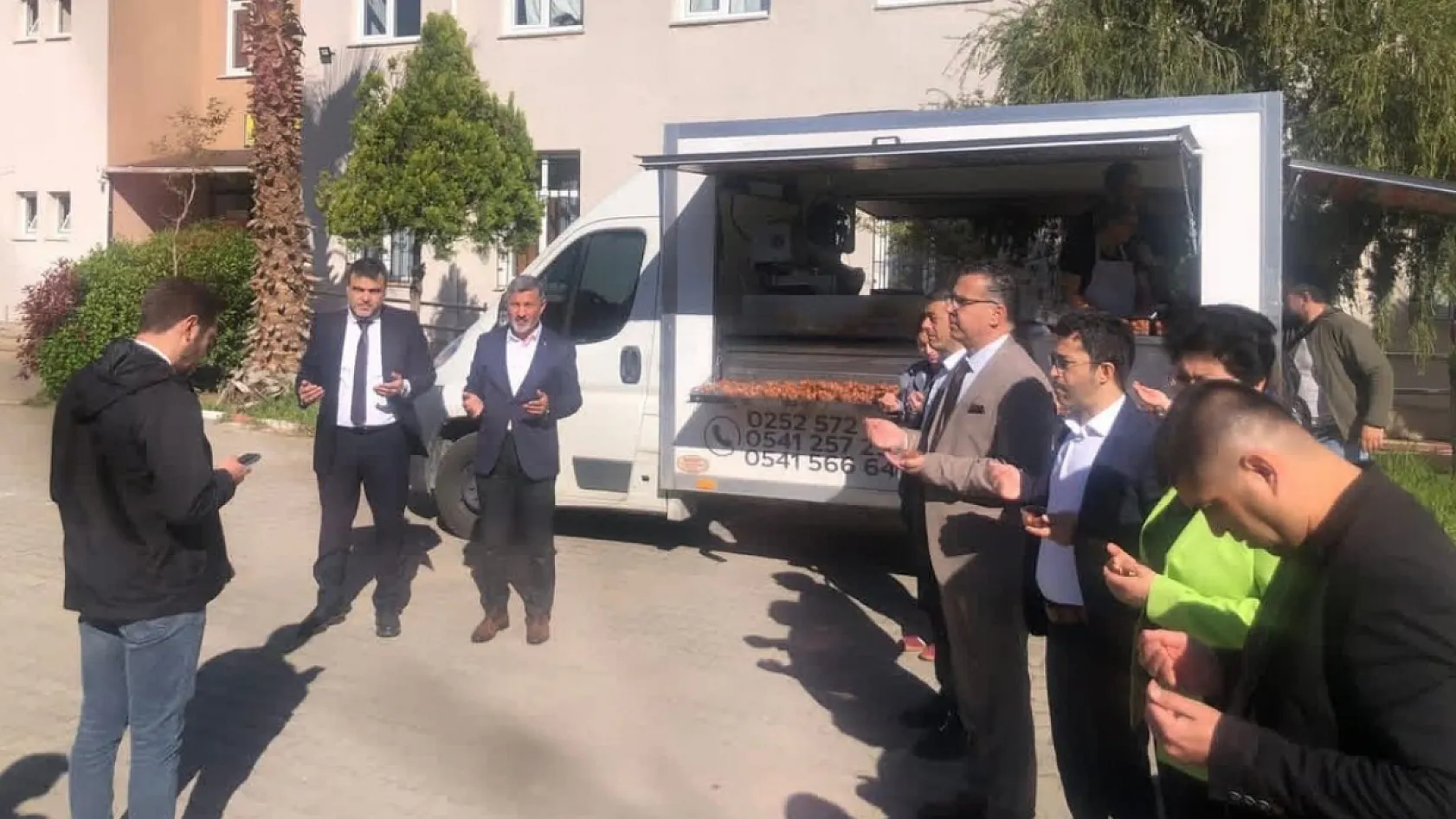 Yatağan'da şehit öğretmen ve öğrenciler için lokma hayrı yapıldı