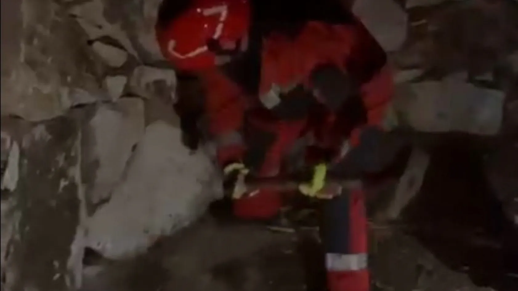 Yatağan'da duvara sıkışan kediyi itfaiye kurtardı