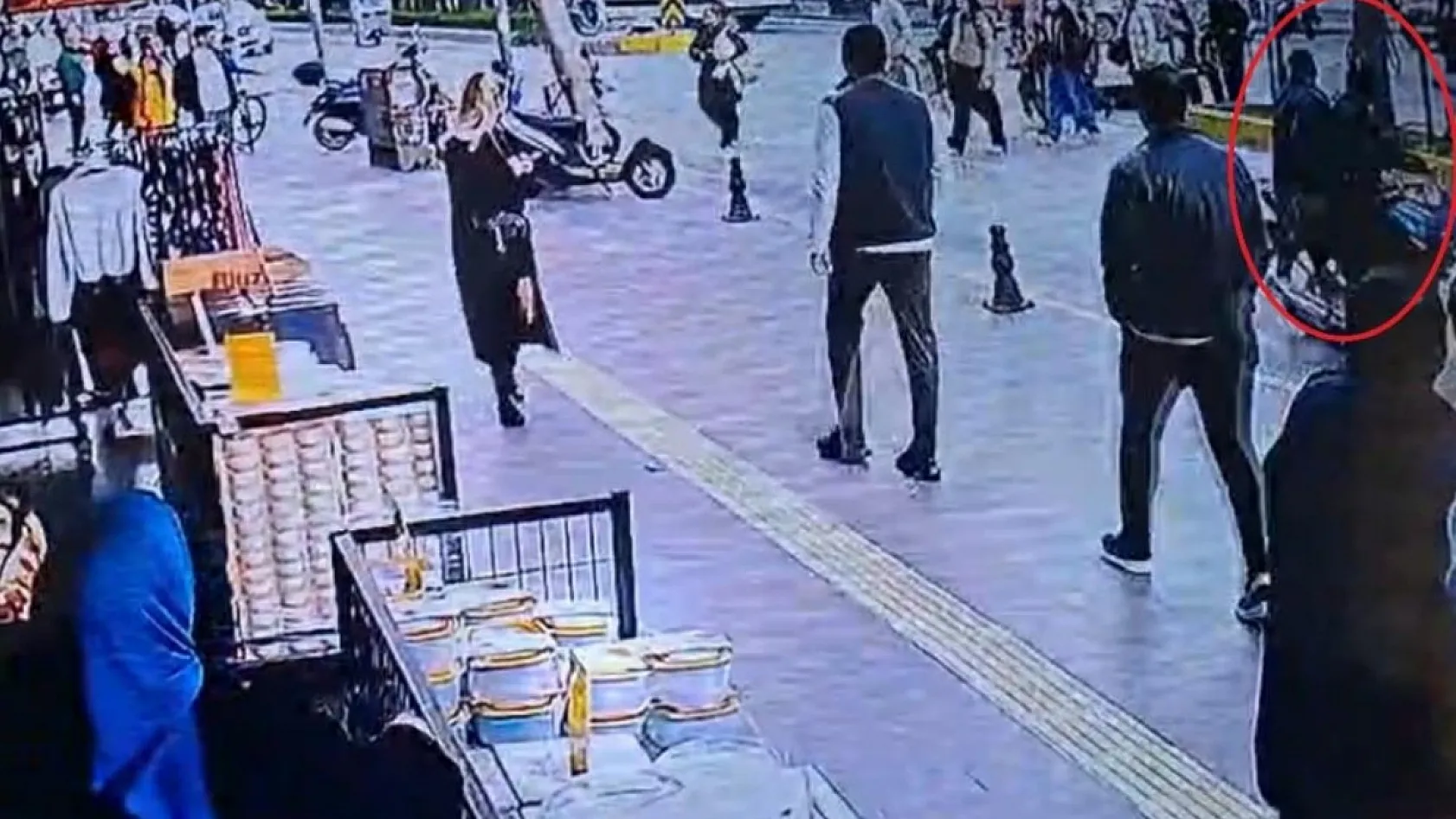 Yola fırlayan 7 yaşındaki çocuğa motosikletle çarptılar, arkalarına baka baka yollarına devam ettiler