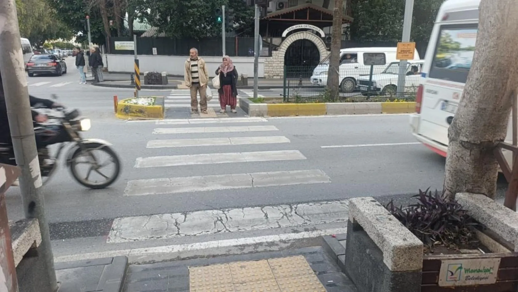 Yola fırlayan 7 yaşındaki çocuğa motosikletle çarptılar, arkalarına baka baka yollarına devam ettiler