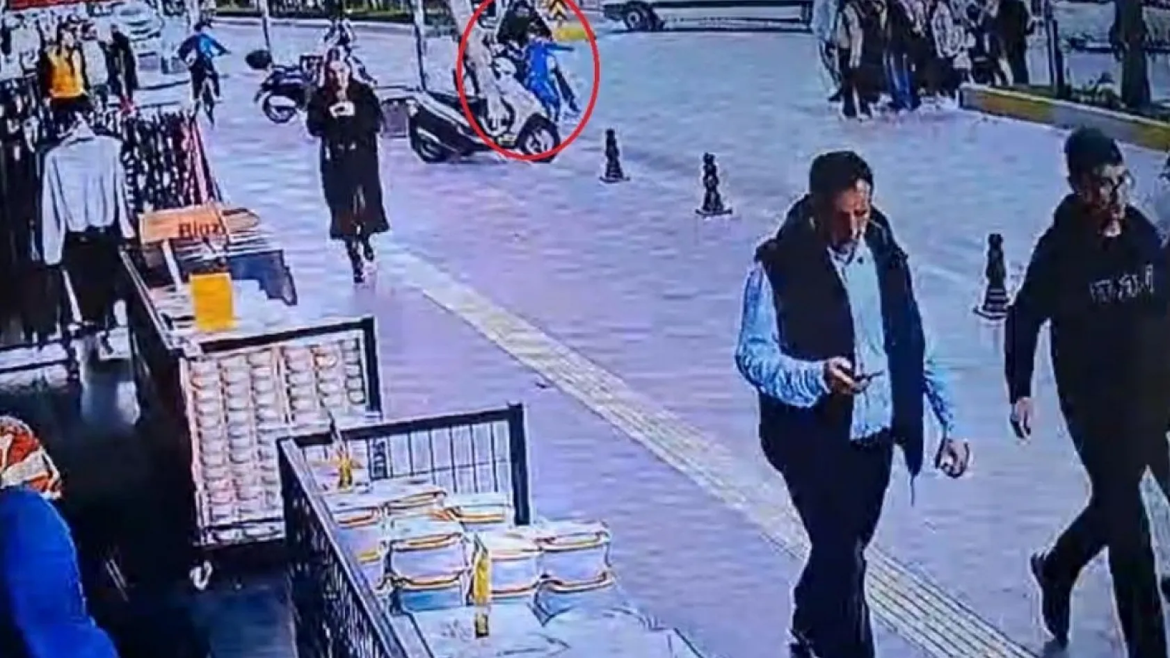 Yola fırlayan 7 yaşındaki çocuğa motosikletle çarptılar, arkalarına baka baka yollarına devam ettiler