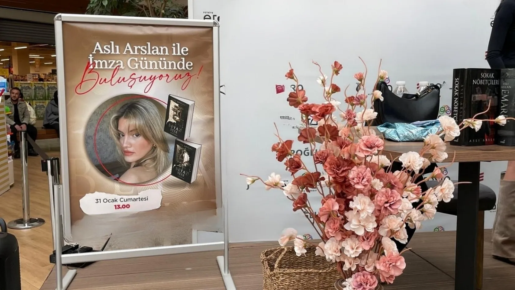 Yazar Aslı Arslan Fethiye'de hayranlarıyla buluştu