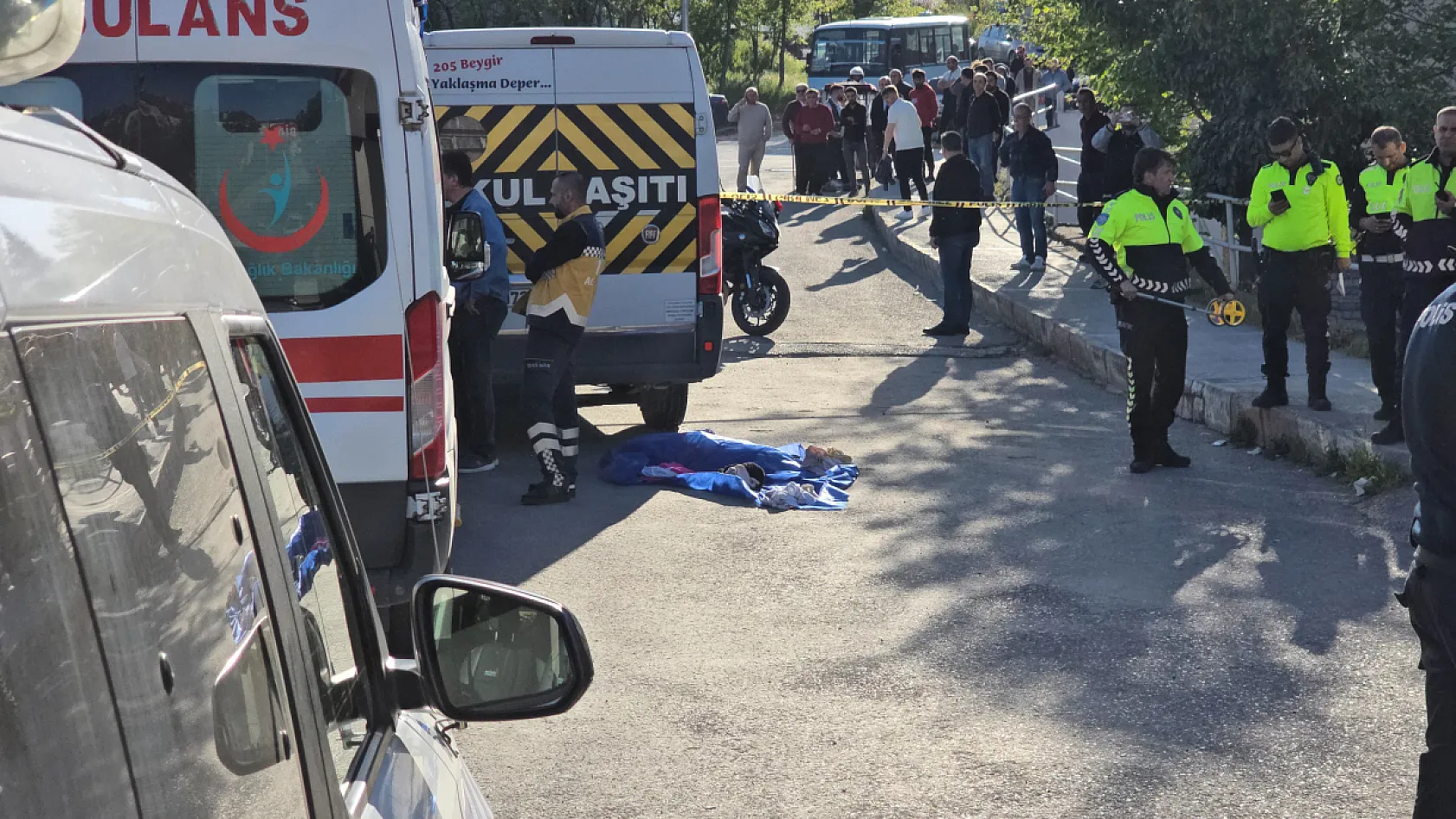 Yola fırlayan 3 yaşındaki çocuk servis aracının altında can verdi