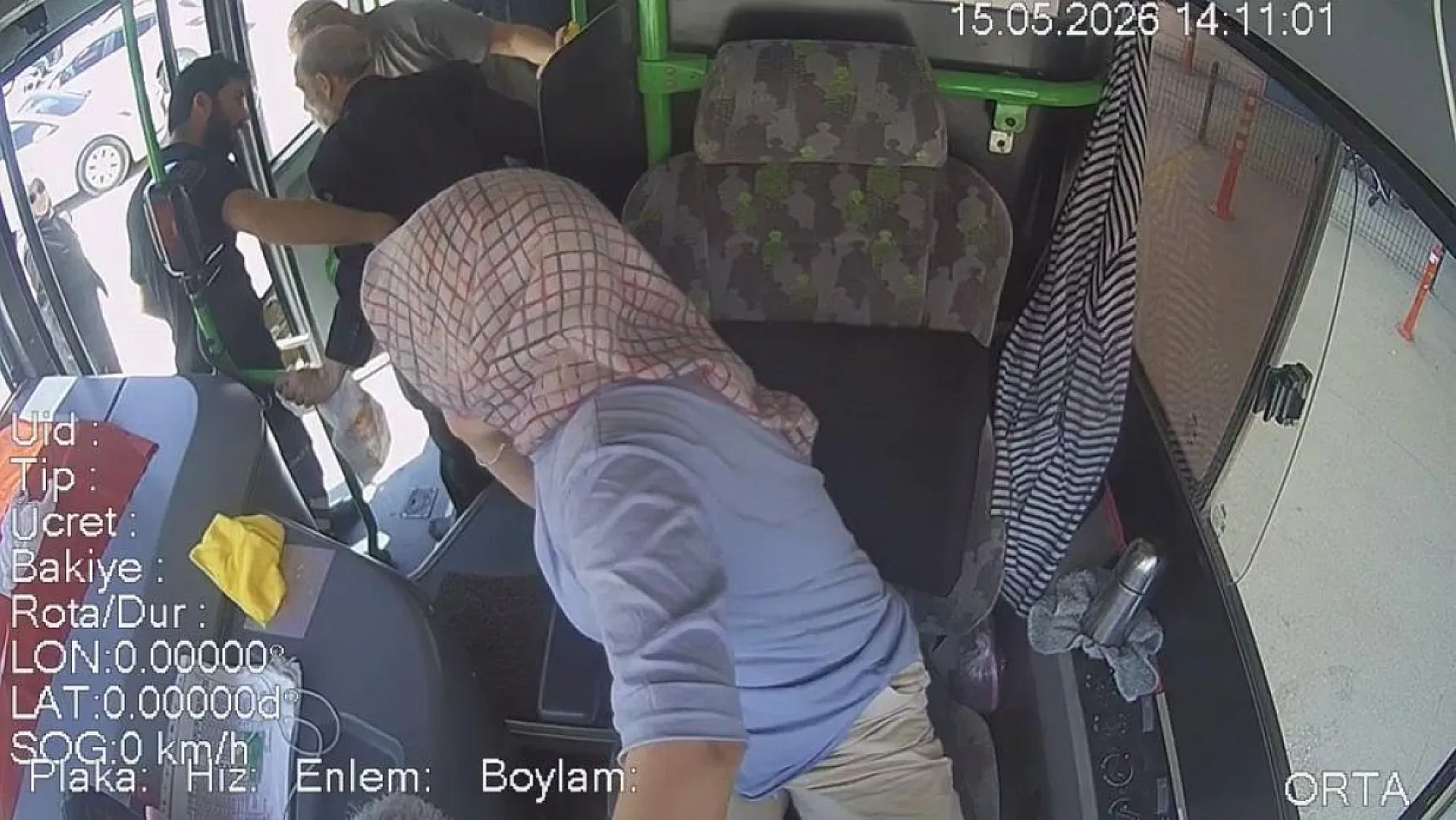 Yolcusu fenalık geçirince kadın şoför rotayı hastaneye çevirdi