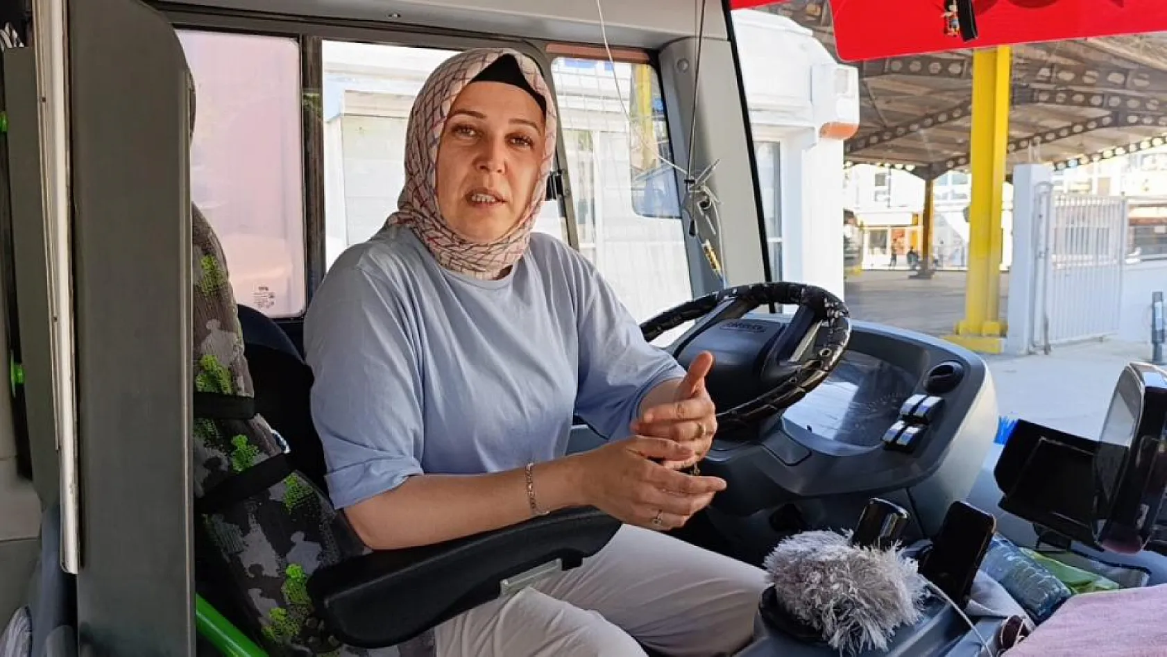 Yolcusu fenalık geçirince kadın şoför rotayı hastaneye çevirdi