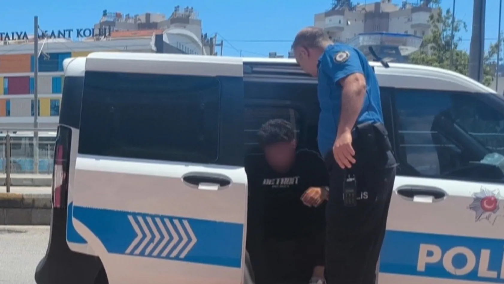 Yolun karşısına geçmek isteyen 13 yaşındaki çocuk kazada hayatını kaybetti