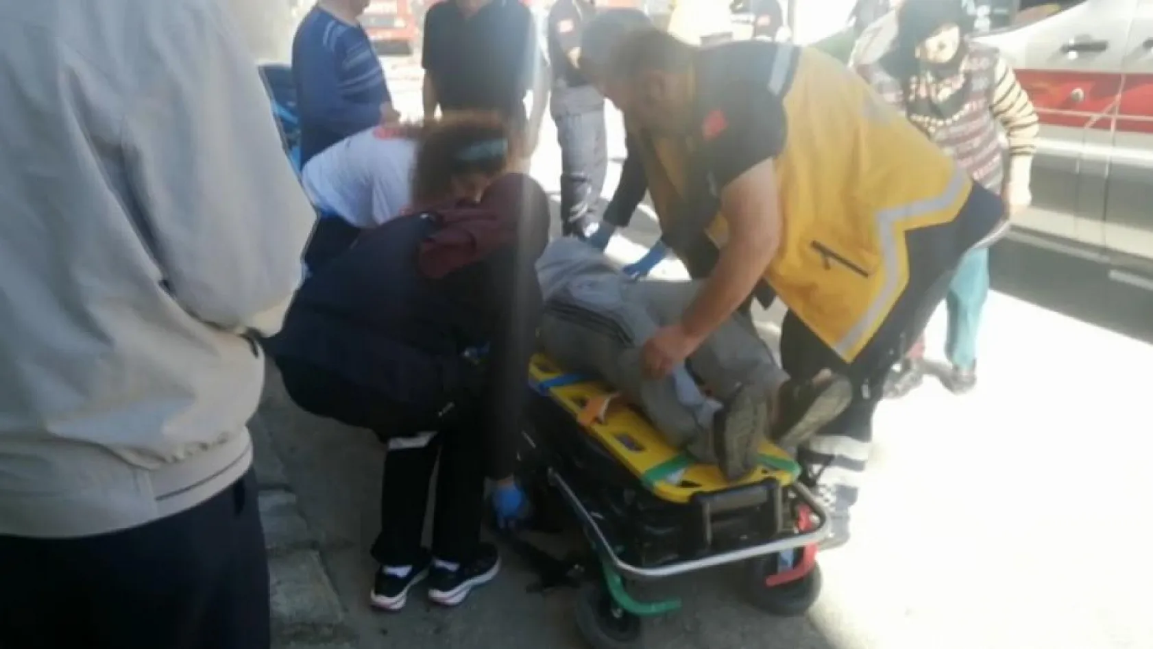 Alevlerin sardığı evde can pazarı: Yaşlı çift son anda itfaiye ekiplerince kurtarıldı