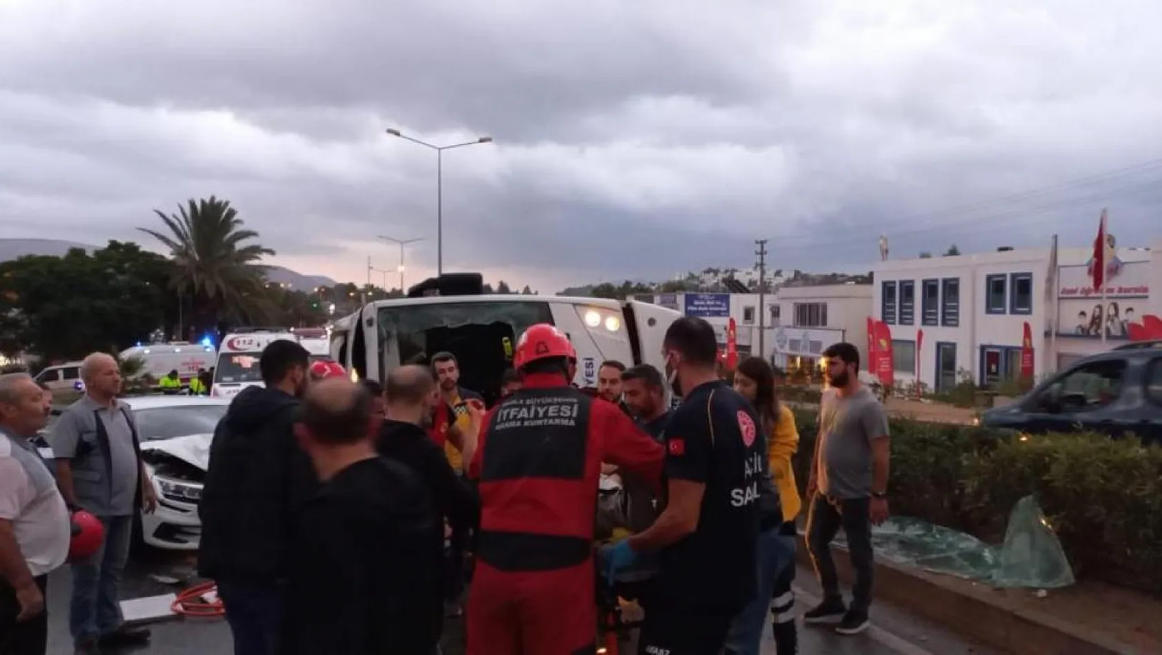 Midibüs karşı şeride geçti, 4 kişi yaralandı