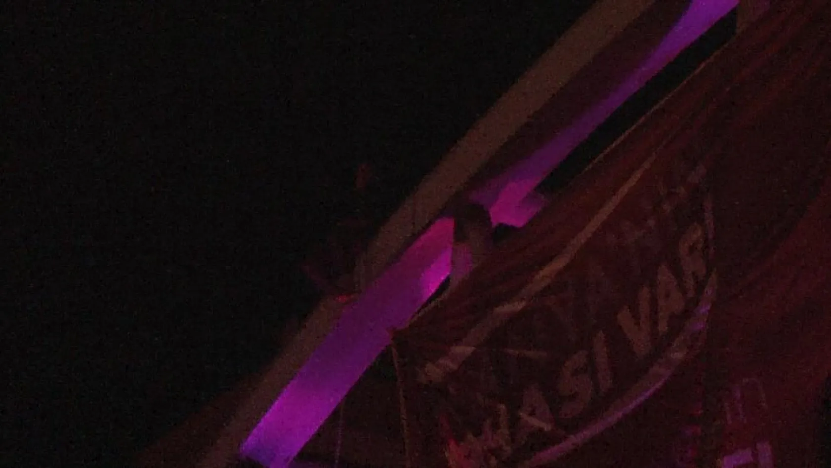 İntihar etmek için çıktığı üst geçitten yanlışıkla düştü, ağır yaralandı