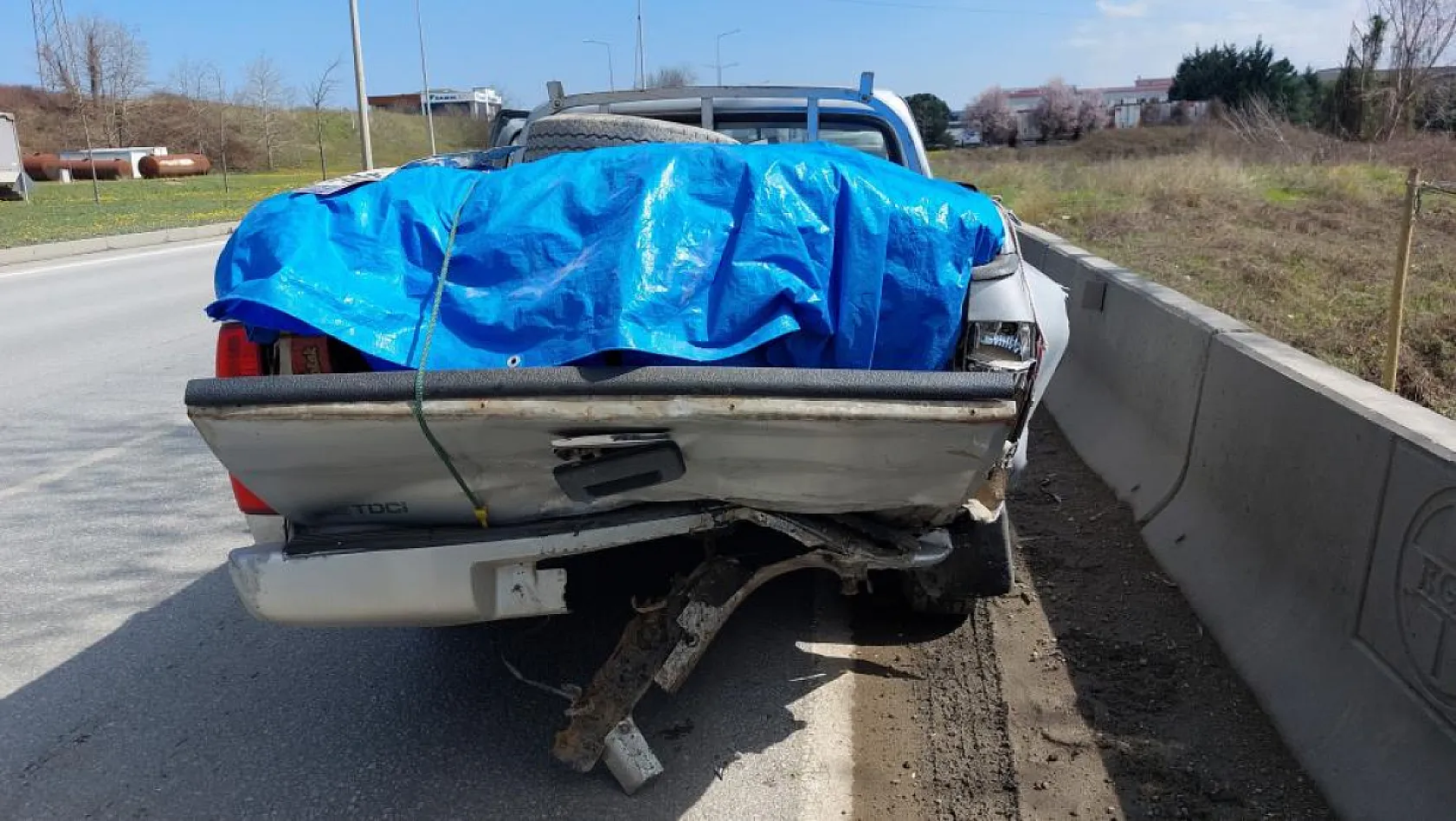 Otomobil kamyonete arkadan çarptı feci kazada 2 yaralı