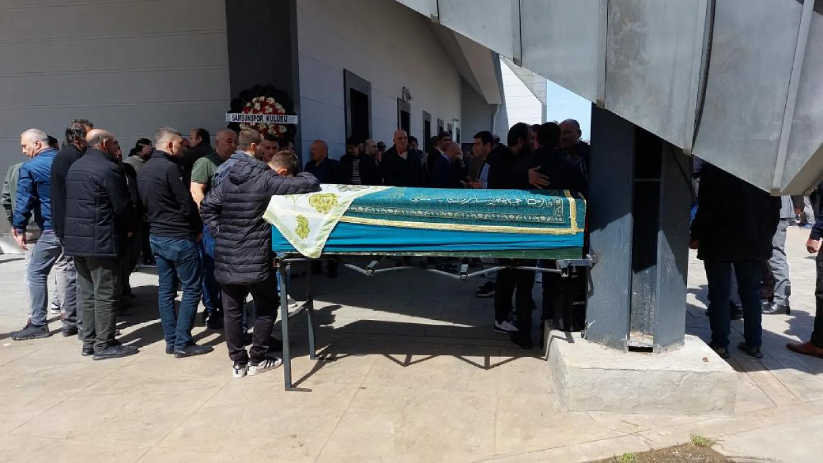 Okulun 3. kattaki penceresinden düşen 13 yaşındaki kız öğrenci hayatını kaybetti