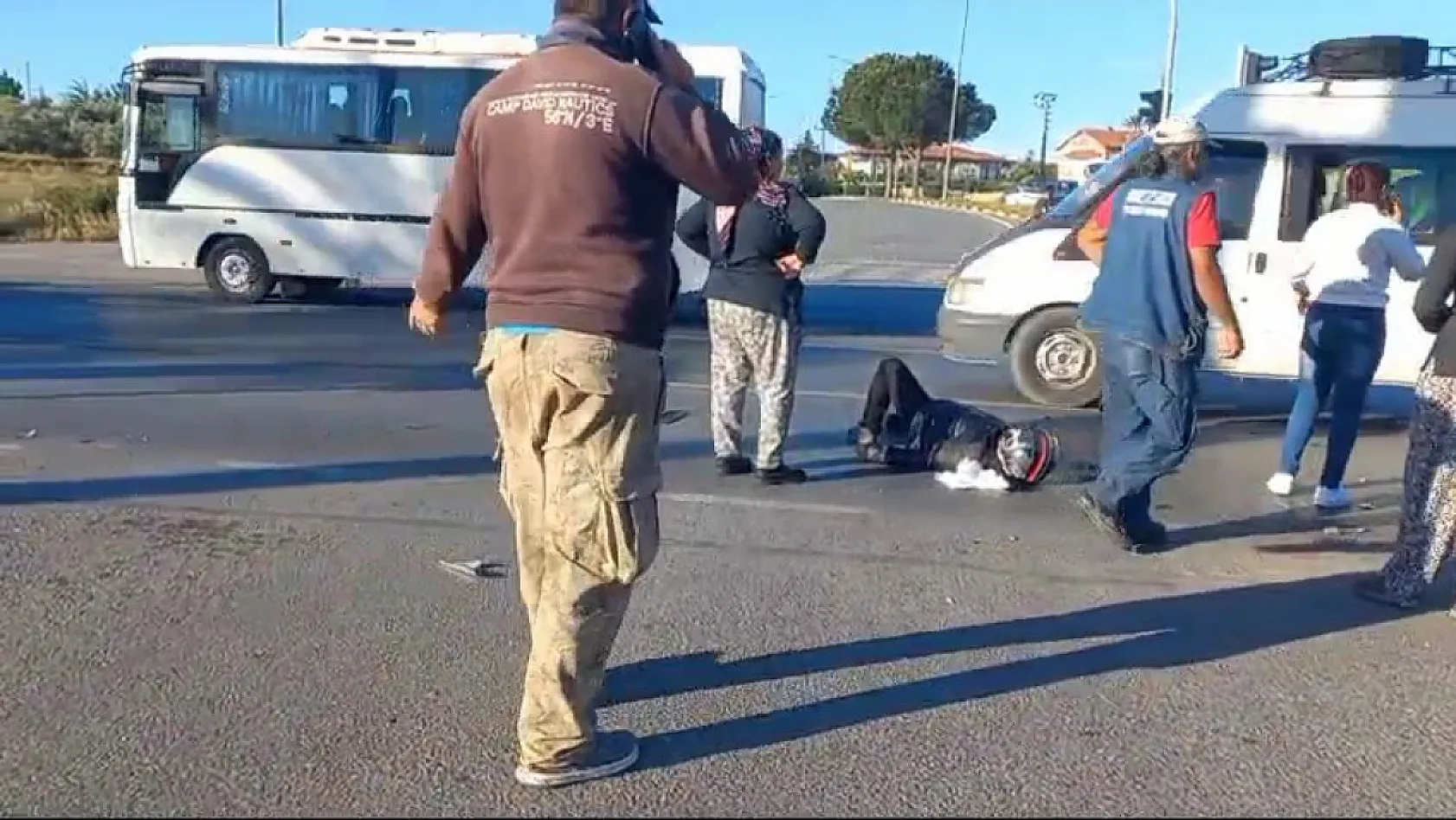 Tur minibüsü motosiklete çarptı, 1 yaralı