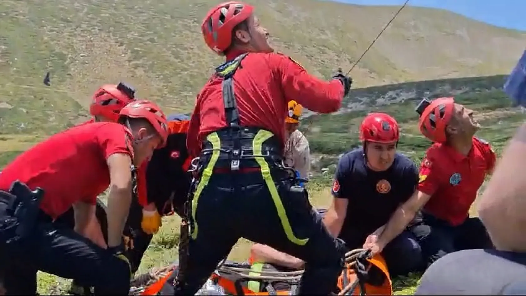 Uçurumdan yuvarlanan off-road tutkunu 2 kişi, yaralı olarak helikopterle kurtarıldı