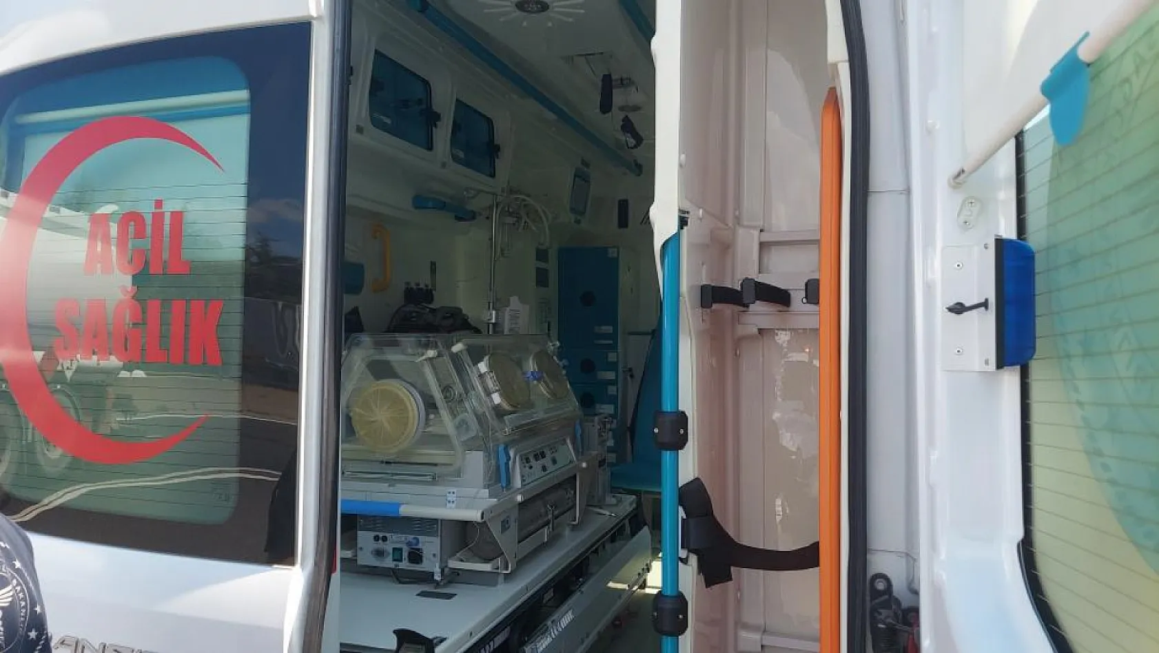 İçinde anne ve bebek olan yenidoğan ambulansı kazaya karıştı: 1 yaralı