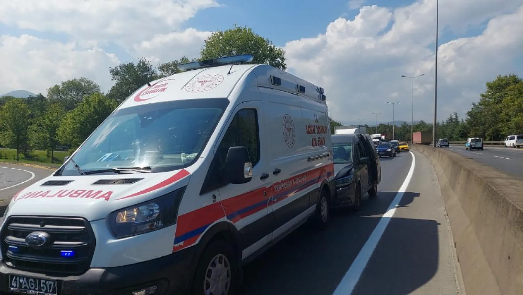 İçinde anne ve bebek olan yenidoğan ambulansı kazaya karıştı: 1 yaralı
