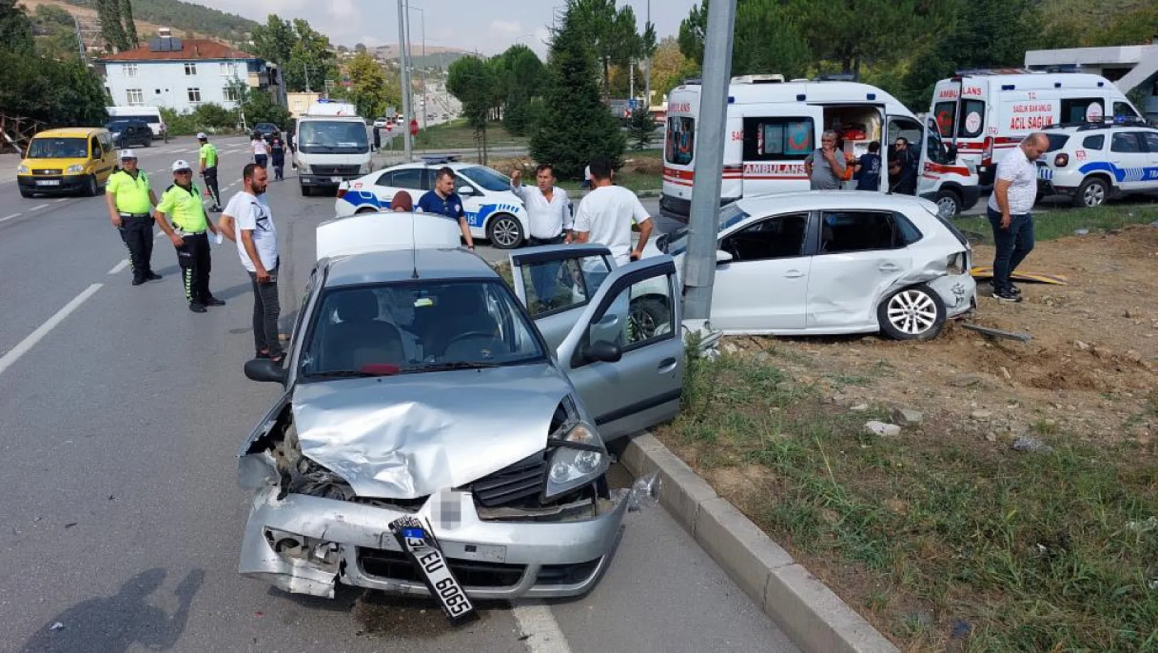 Sağlık çalışanlarının araçları çarpıştı: 3'ü hemşire 7 yaralı