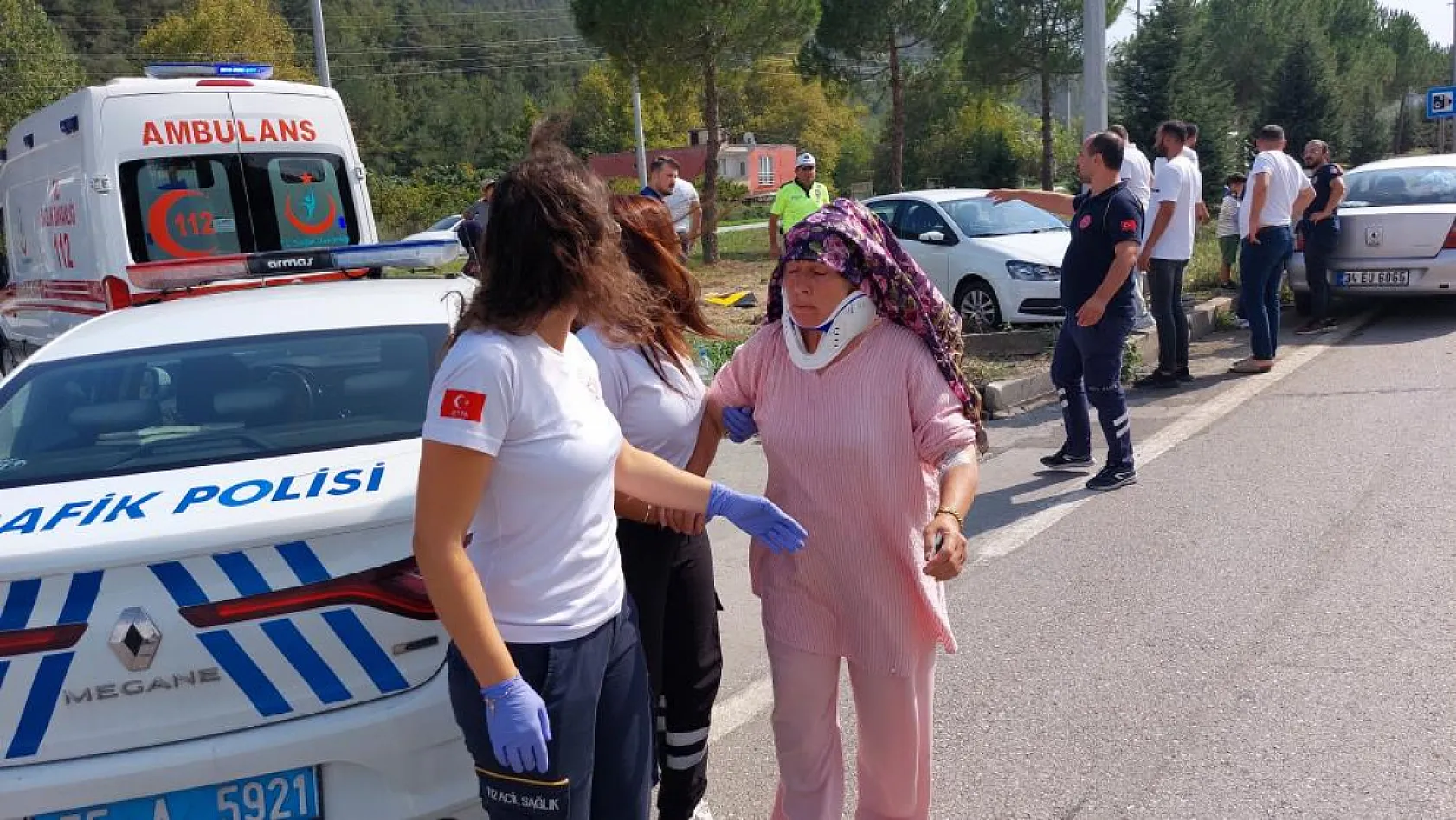 Sağlık çalışanlarının araçları çarpıştı: 3'ü hemşire 7 yaralı