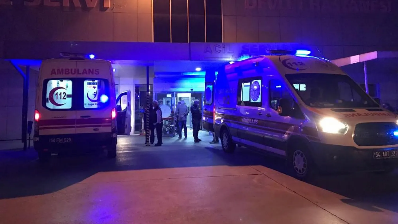 Şüphelinin yakını polise bıçakla saldırdı, yaralının yakınları tekme ve yumruk attı: 3 gözaltı