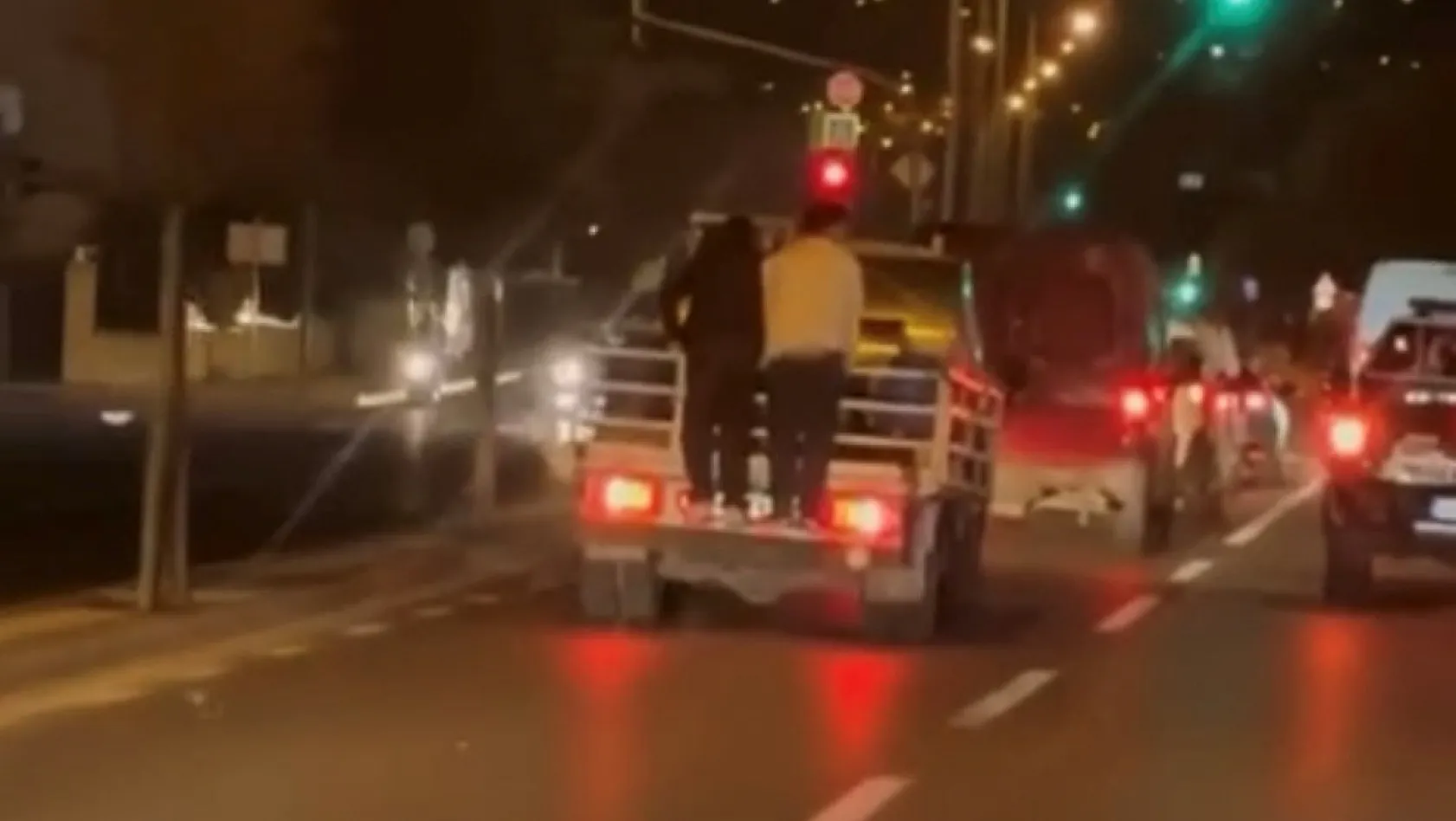 Kamyonet arkasına asılıp, ölüme davetiye çıkardılar