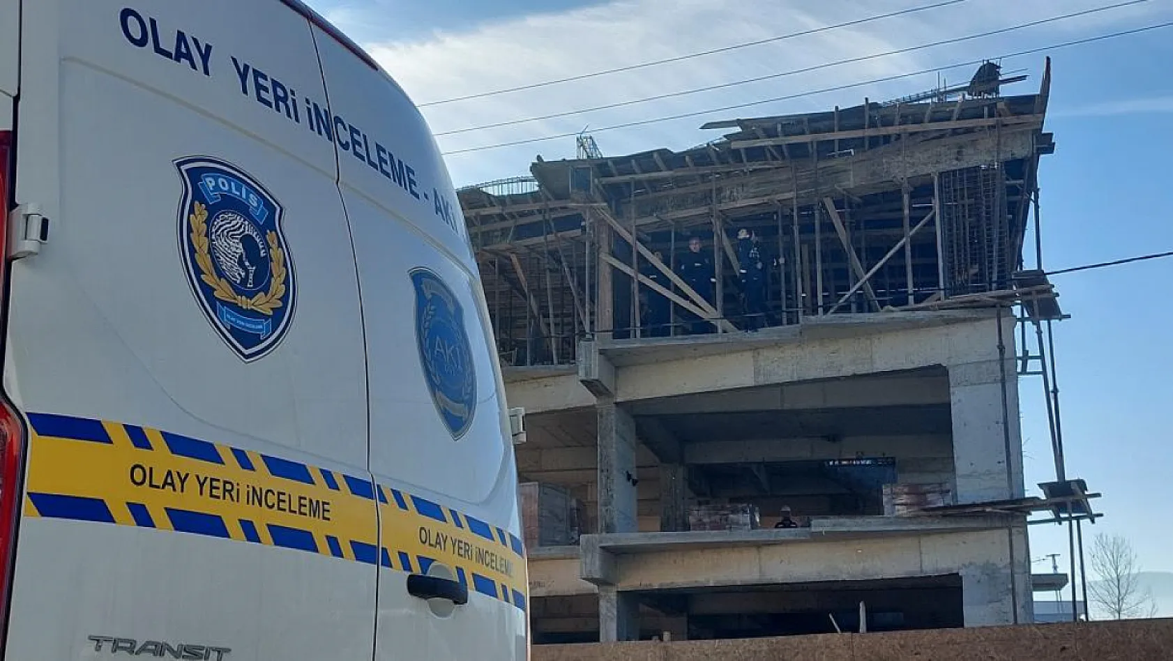 Elektrik akımına kapılan inşaat işçisi 3'üncü kattan düştü