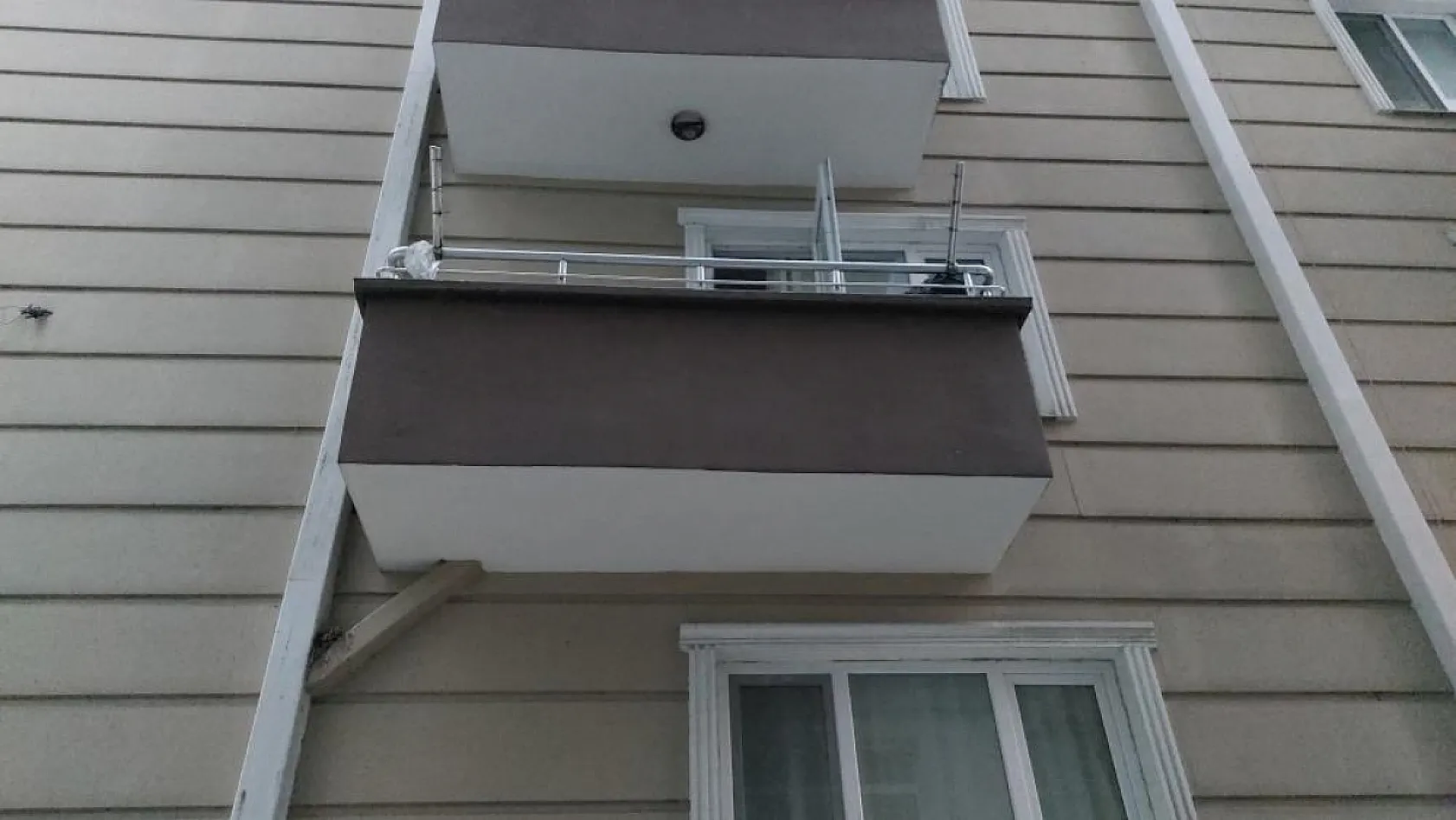 Ailesi dışarı çıkmasına izin vermeyince evden kaçmak için balkondan atlayan çocuk ölümden döndü