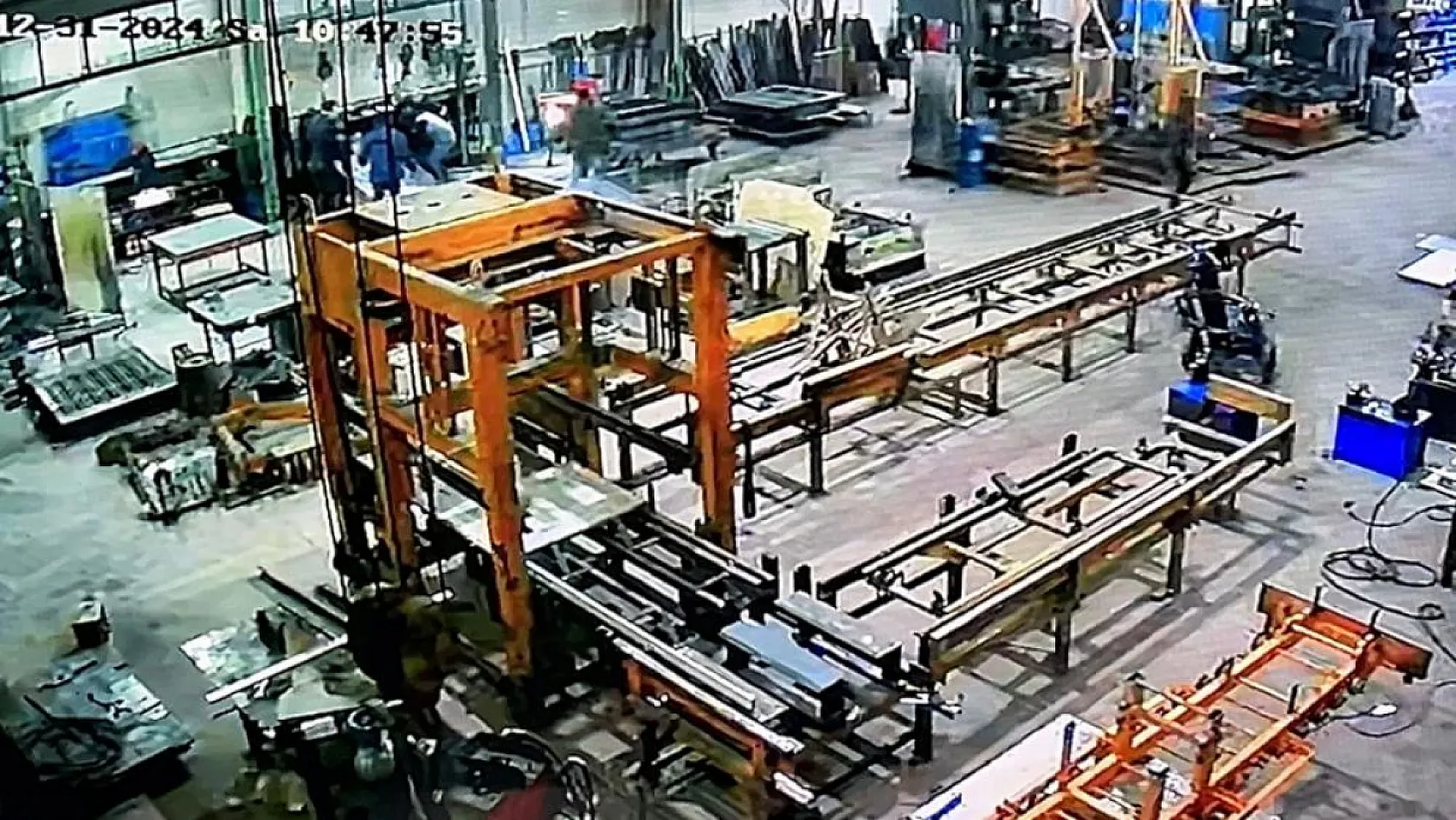 Üzerine 1 tonluk kalıp düşen işçi ağır yaralandı