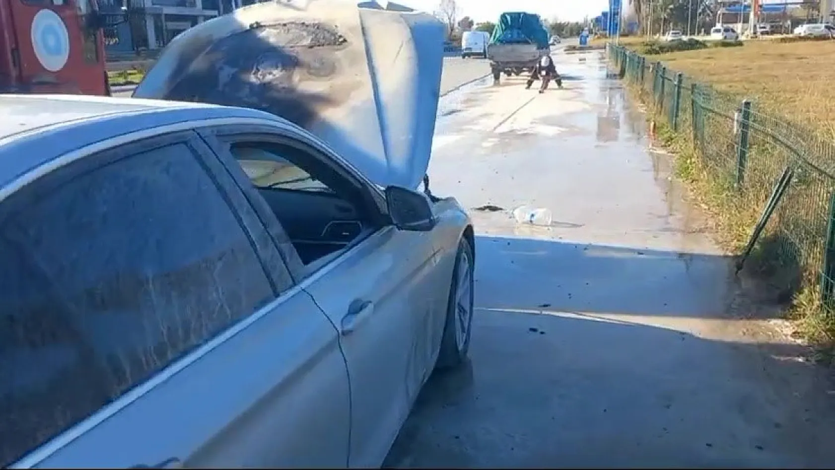 Lüks otomobil seyir halinde alev aldı
