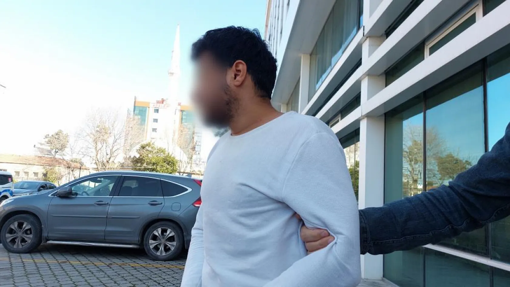 Sokakta taciz ettiği kadını, kendisine tepki gösterince darp ederek hastanelik etti